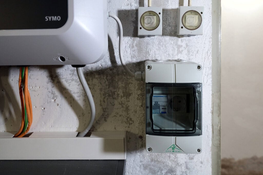 Energieverteiler und elektrische Anlagen in einem Haus, effizient und sicher installiert.
