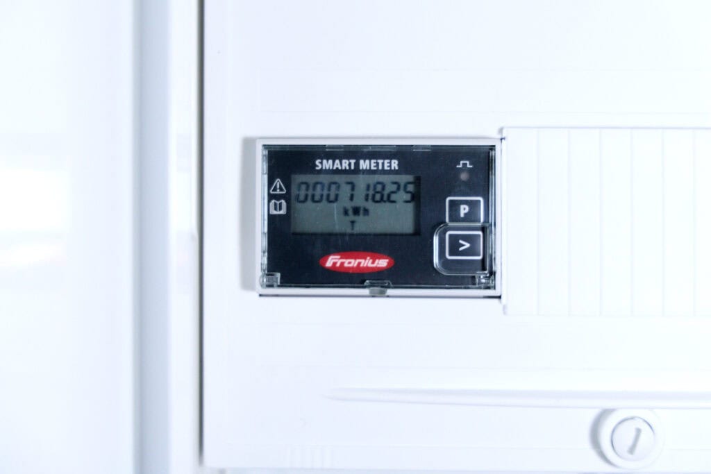 Energiespeicher Smart Meter für Solarstrom, effiziente Energienutzung, Sonnwärts, nachhaltige Energie.