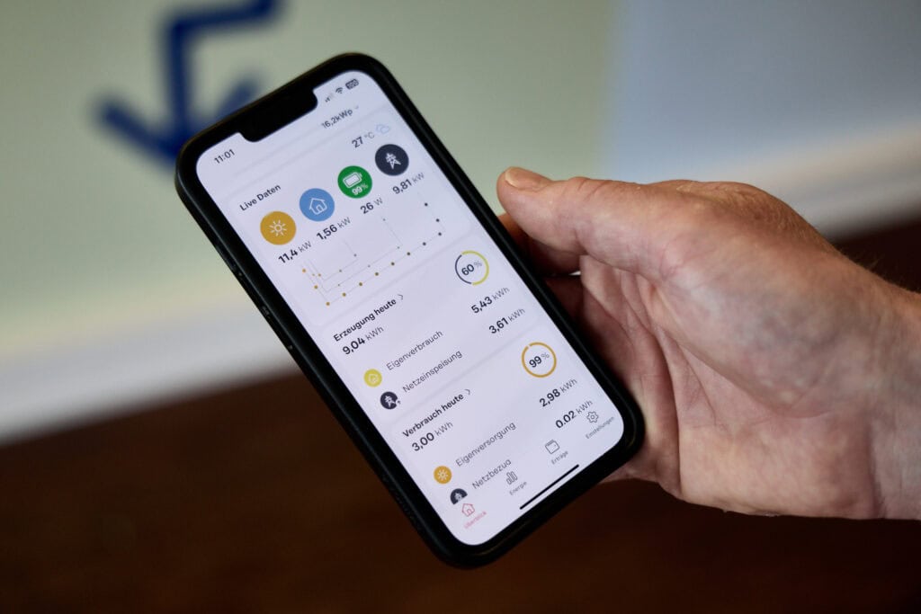 Smartphone mit Solarenergie-Überwachungs-App, nachhaltige Energieüberwachung, Solarstrom, umweltfreundliche Energie.