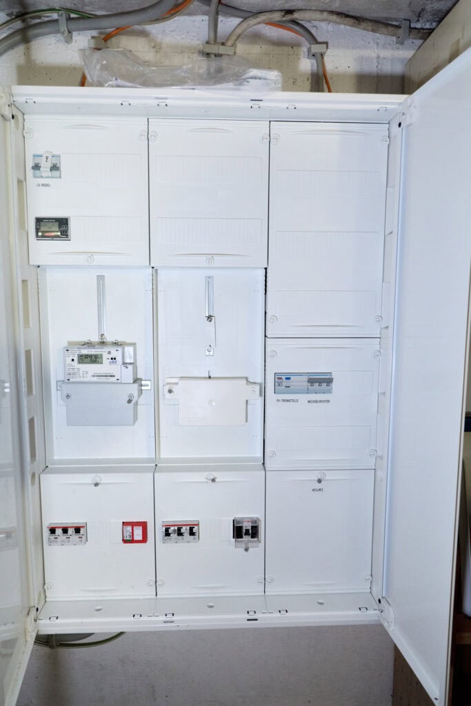 Schaltschrank mit Solar- und Energieanlagen für nachhaltige Energieversorgung.
