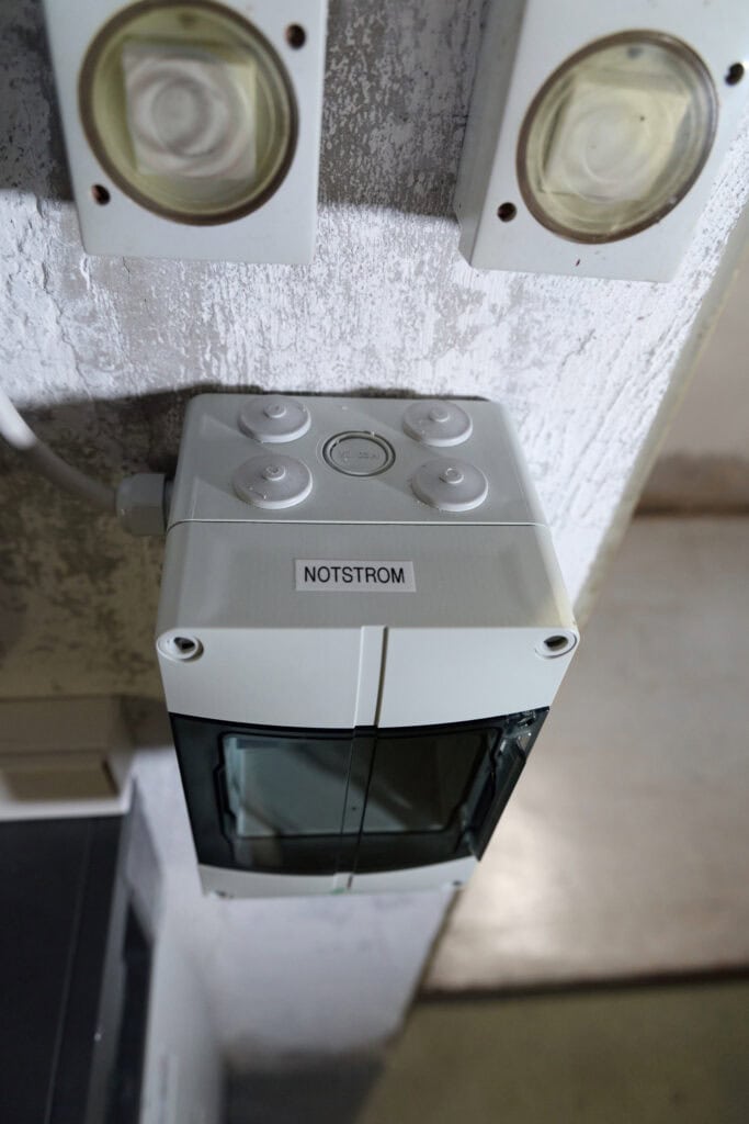 Erdungsklemme und Unterverteilung für elektrische Sicherheit.