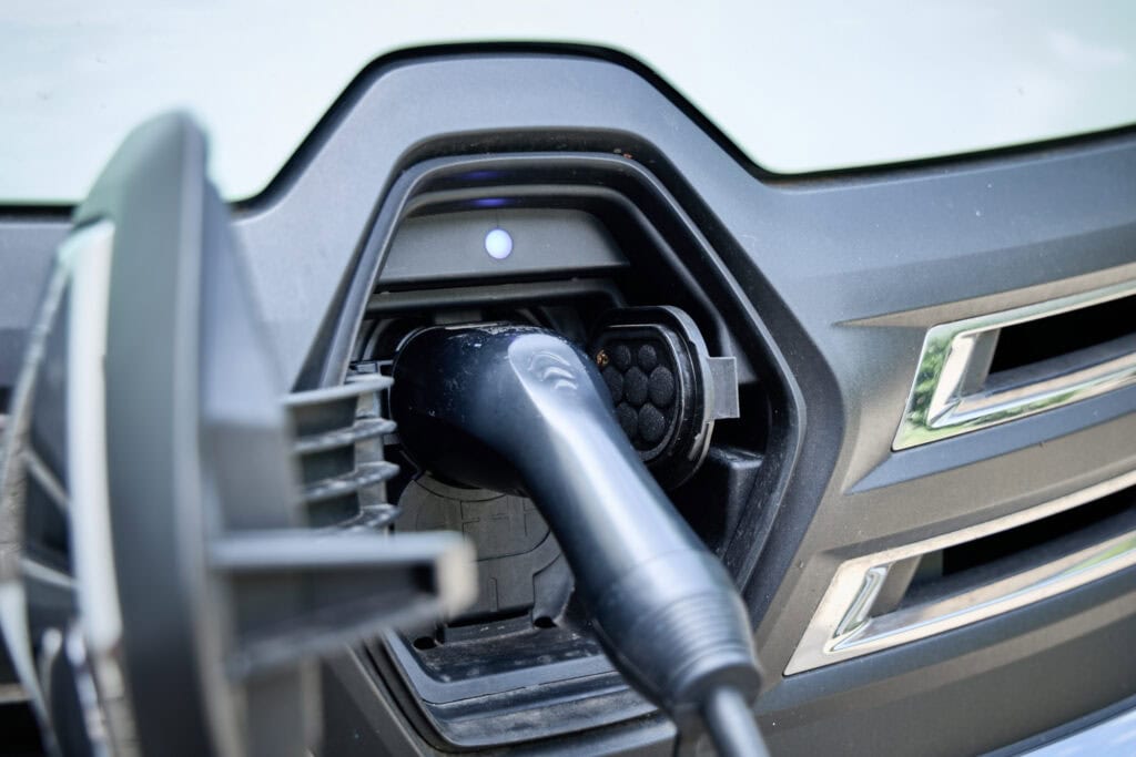 Ladekabel an einem Elektroauto, nachhaltige Mobilität, umweltfreundliches Fahren, Elektromobilität, erneuerbare Energie.