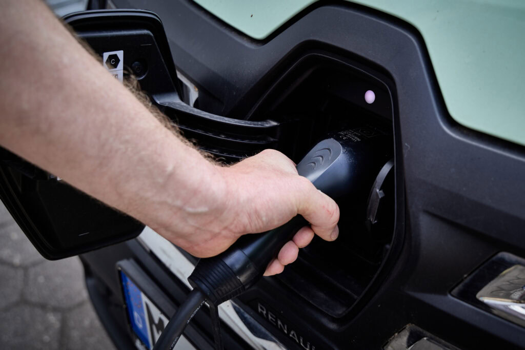 Ladesäule für Elektroautos, nähe Hannover, nachhaltige Mobilität, umweltfreundlich.