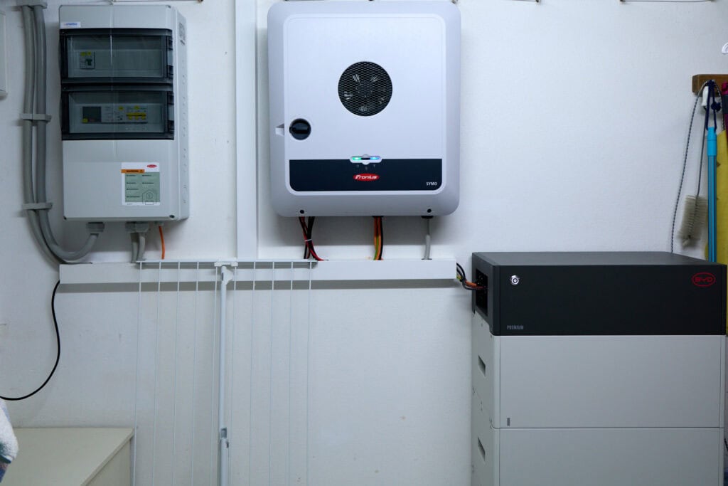 Wechselrichter und Batteriespeicher im Referenzprojekt Krailling