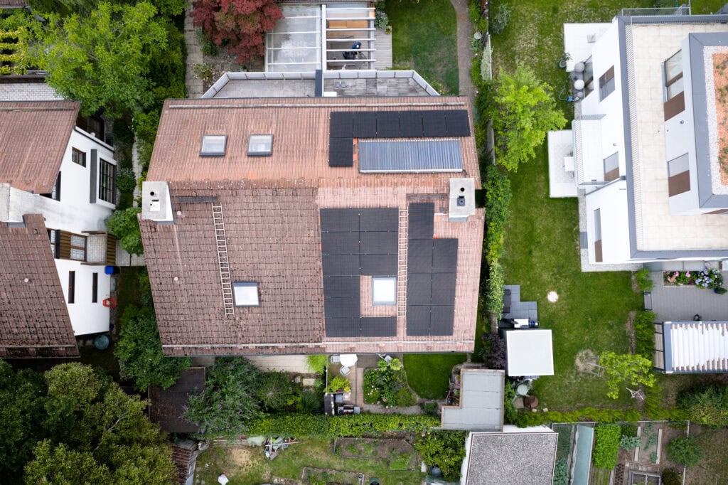 Solarmodule auf dem Dach des Sonnwärts-Projekts in Krailling
