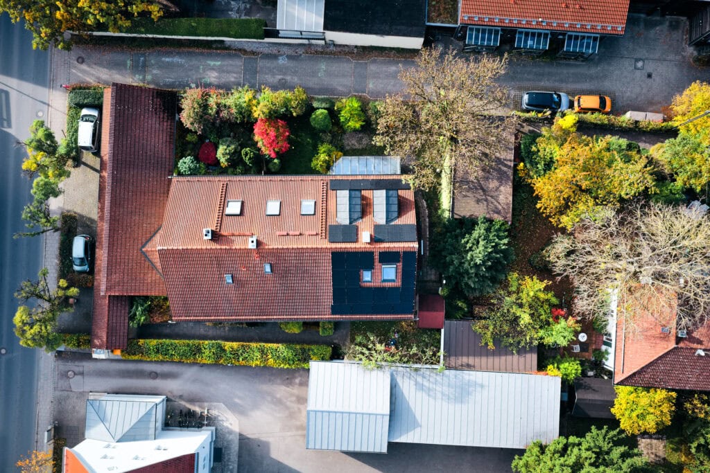 Photovoltaikanlage des Referenzprojekts in Planegg aus der Luft