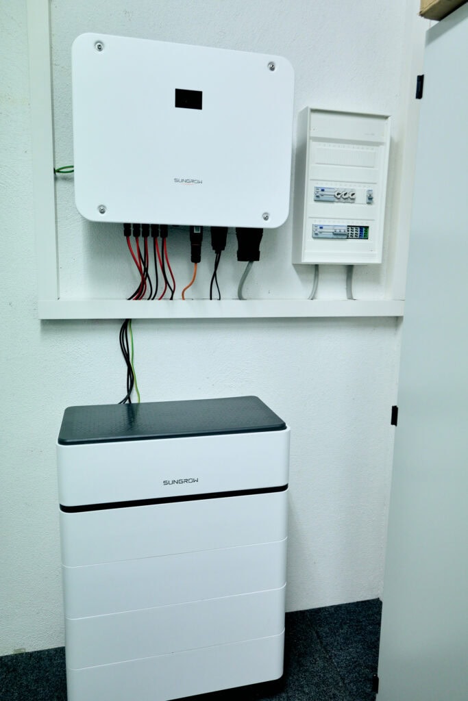 Modul für Photovoltaik-Anlage von Sonnenwärts auf weißer Wand montiert.