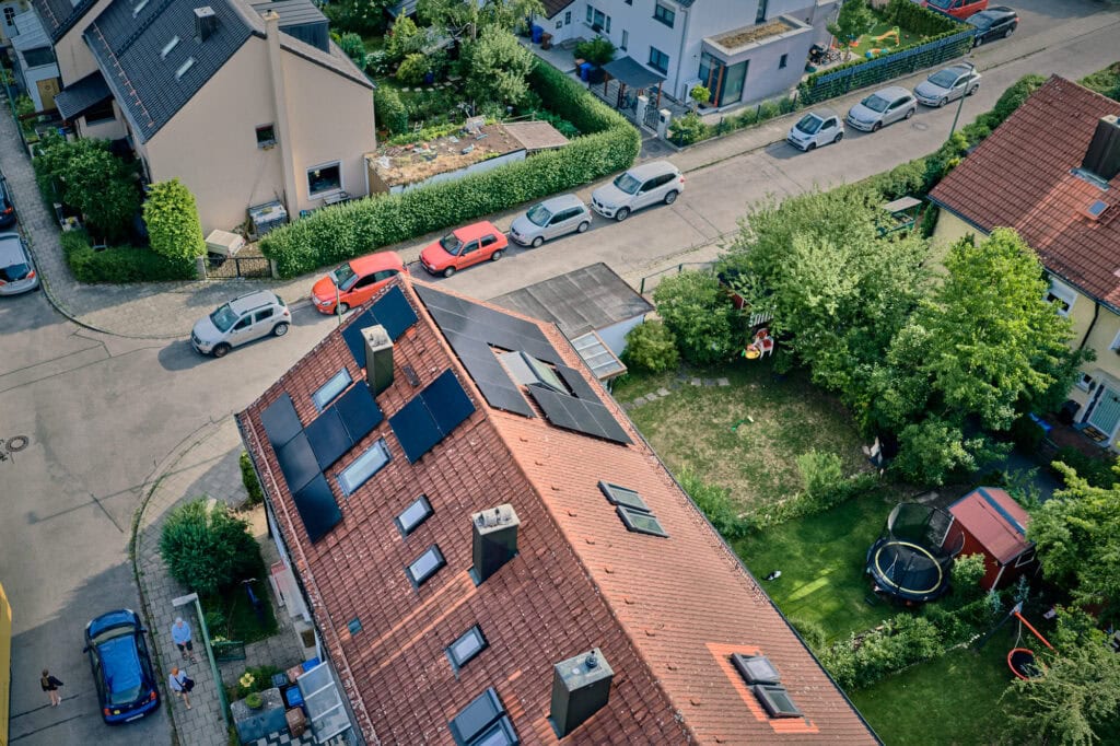 Dach mit Solaranlagen in einer ruhigen Wohngegend, Sonnenwärme nutzen.